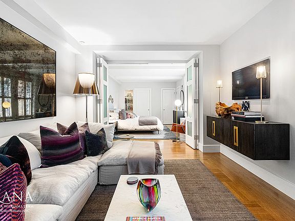 3rd image of 27 W 72nd St #714