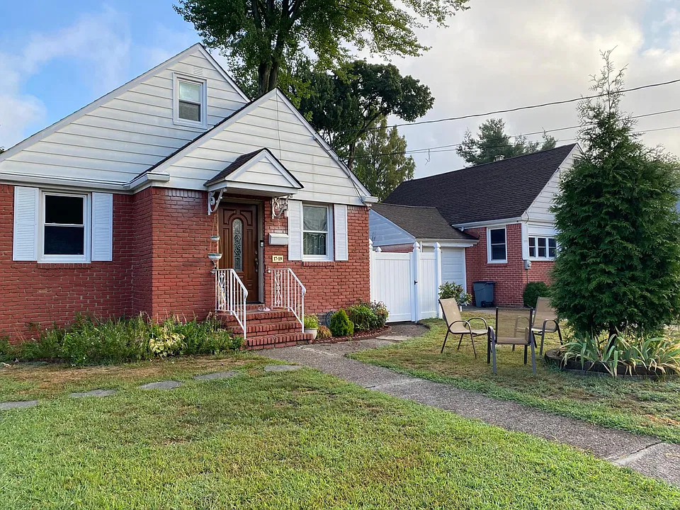 17-19 Morlot Ave
