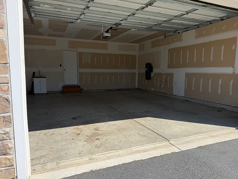 Oversized garage: 26'x24' with 9'x16' garage door