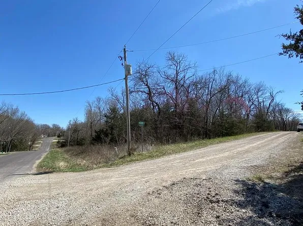 66 Shadow Ln, Linn Valley, KS 66040