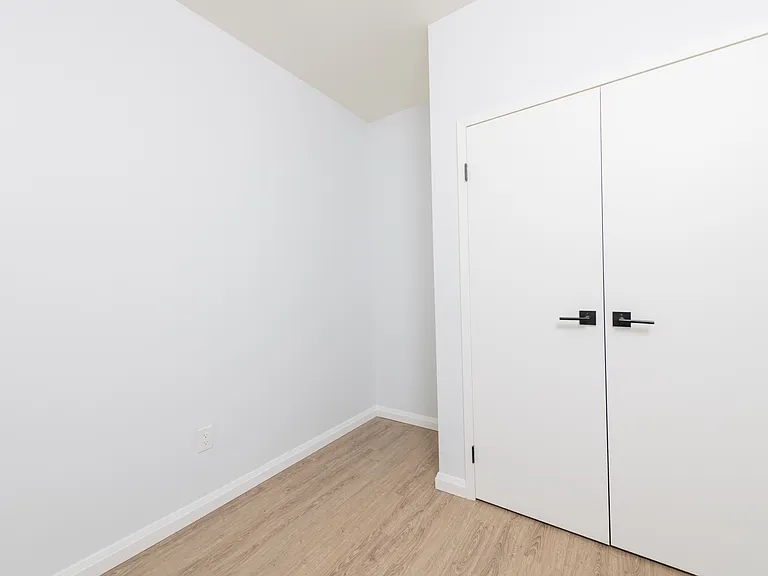 528 Lancaster St W — Photo 13