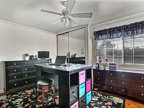 4th image of 1099 W Washington Ave