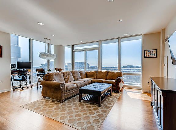3rd image of 737 W Washington Blvd APT 1510