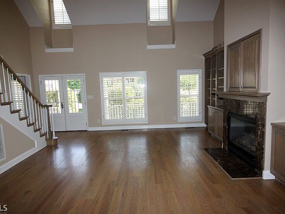3rd image of 27 Eastlake Lndg