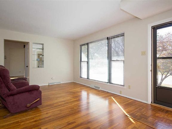 3rd image of 543 Lynn Haven Ln