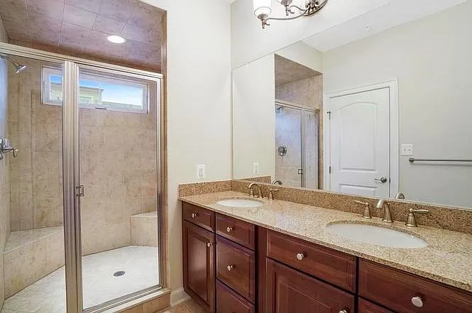 3rdFloor_MasterBedroom_Full Upgraded Bath