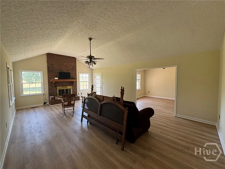 1041 Limmerick Dr — Photo 9