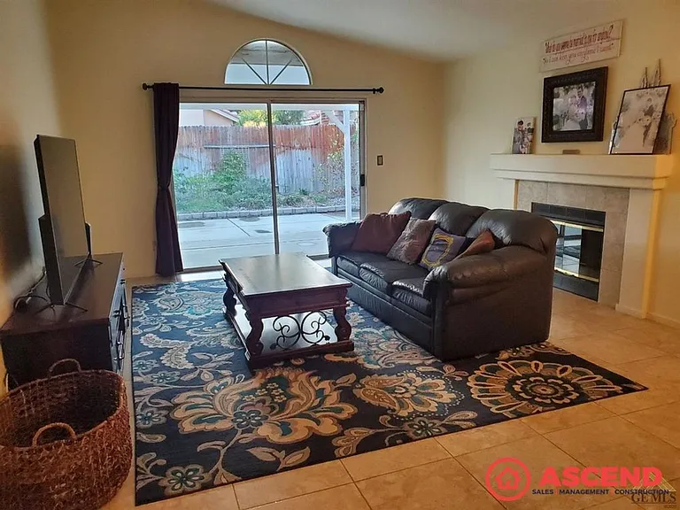 917 Sand Creek Dr — Photo 2