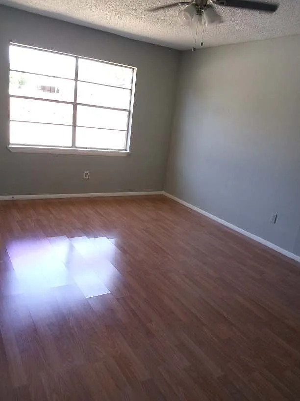 2 bed, 750 sqft, $695 — Photo 2