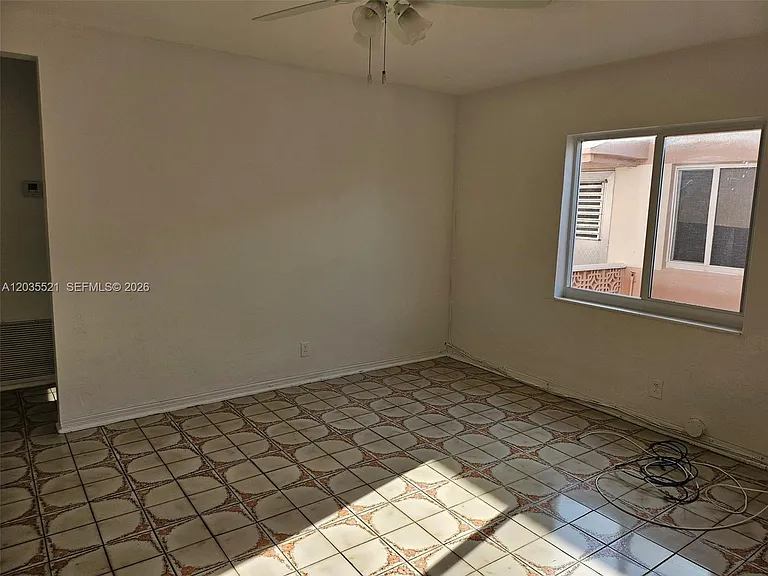709 NE 4th Ct #6 — Photo 13