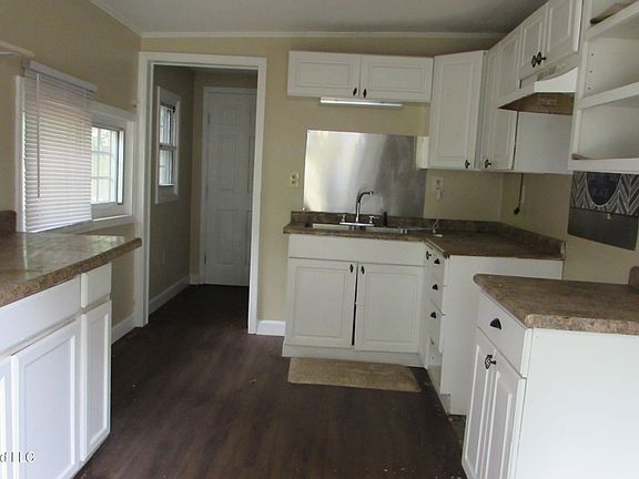 2nd image of 303 Myrtle St