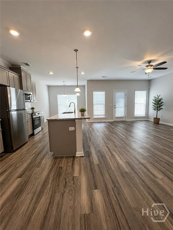 3 bed, 2.0 bath, 1582 sqft, $2,100 — Photo 3