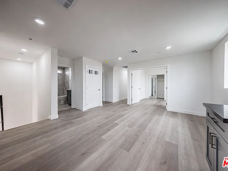 1617 W 55th St — Photo 13