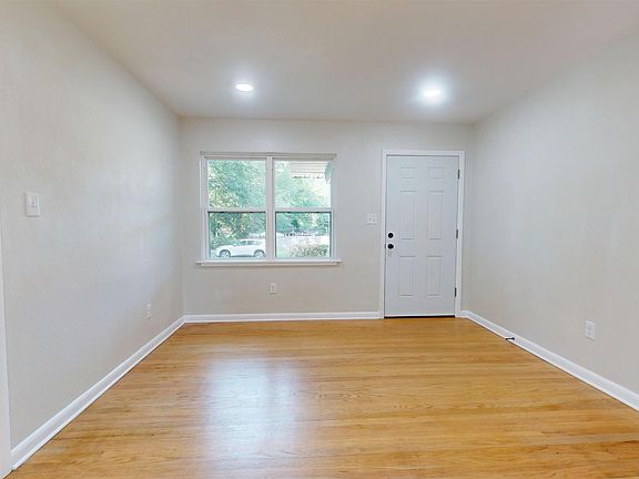 3rd image of 101 Park Cir