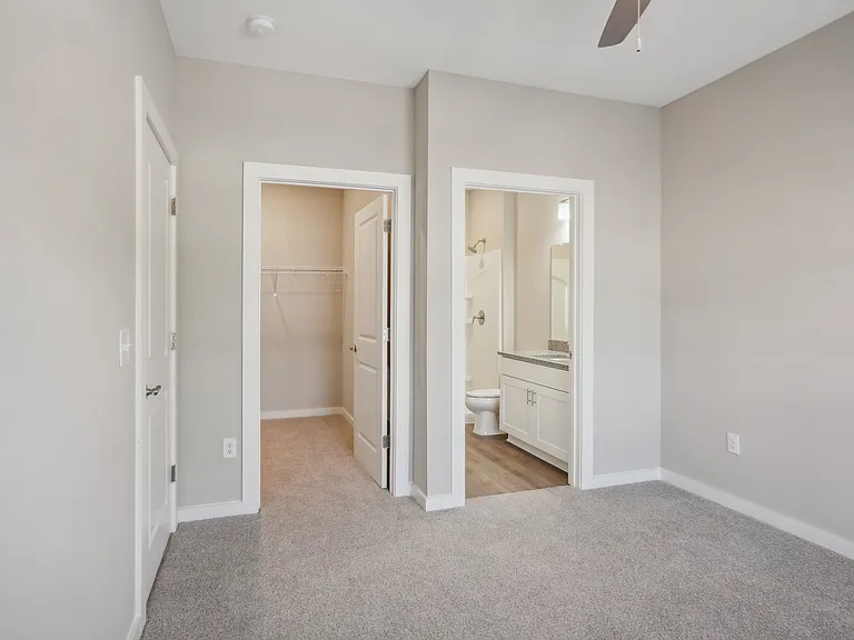 Oak Tree Apartments & Townhomes — Photo 32