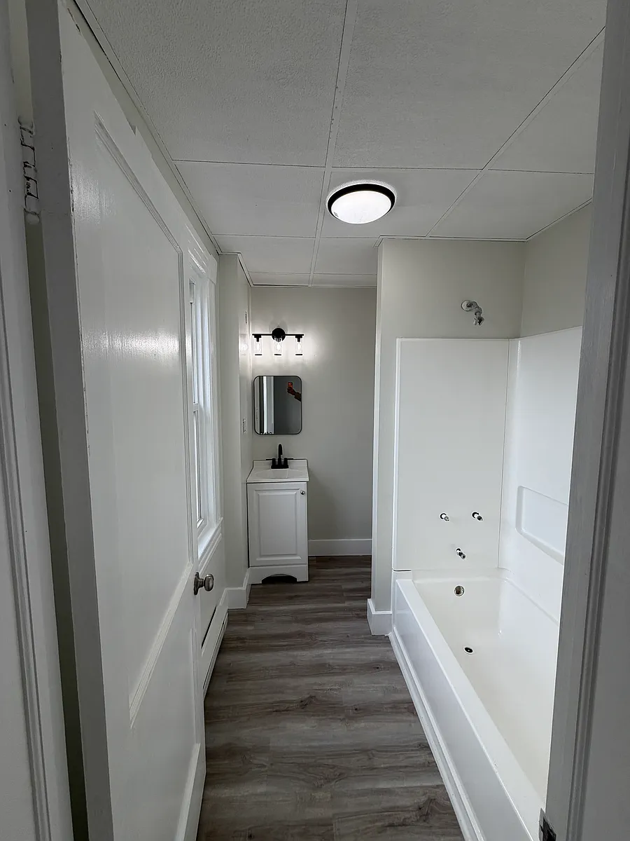 Building Photo - 1027 3rd Ave #1