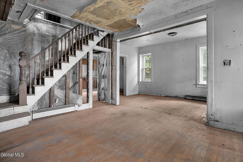 5th image of 5 Maple Street