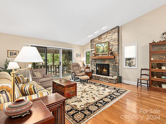 4th image of 504 Water Oak Ln