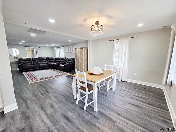 3rd image of 7 Lindbergh Ct