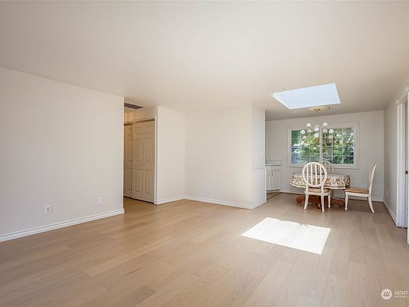 3rd image of 613 S 188th Street