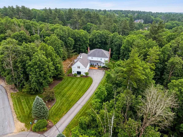 17 Canterbury Lane, Bedford, NH 03110
