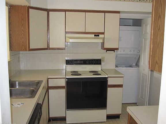 3rd image of 535 Rainbow Ct