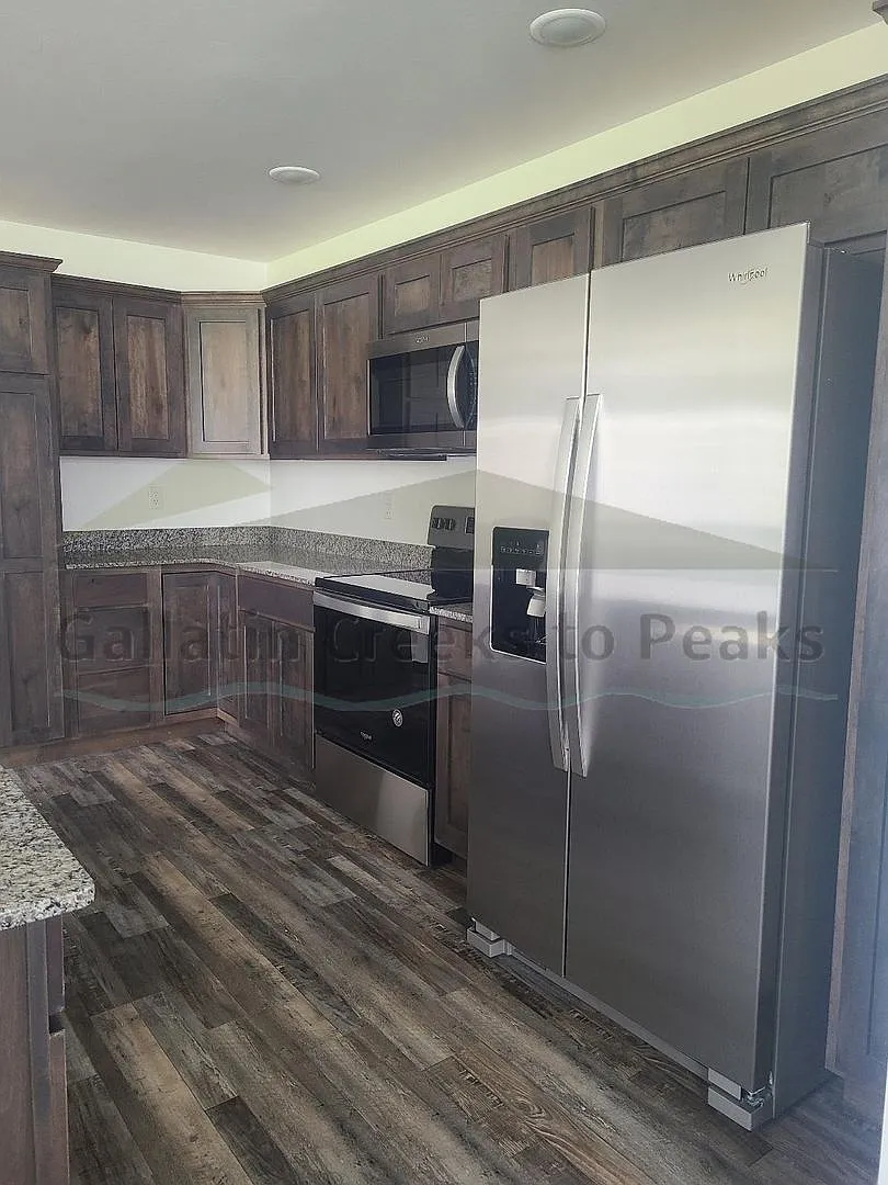 3 BR 2.5 BA Large 2 car garage — Photo 4