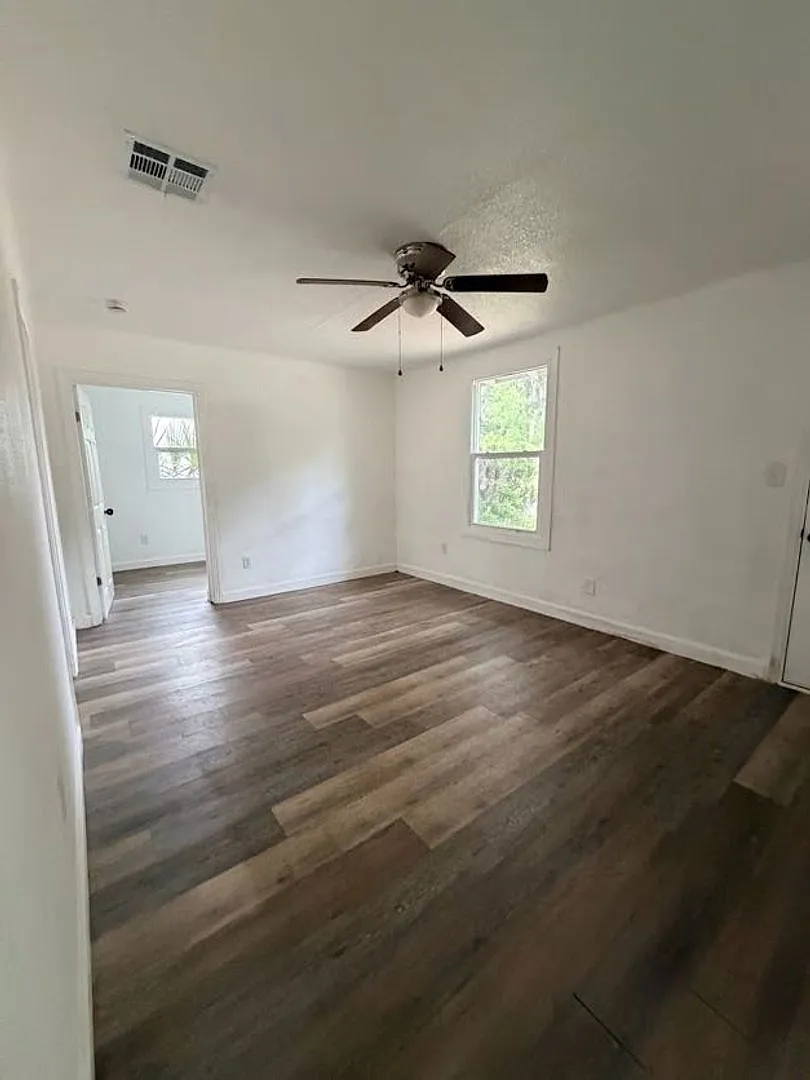 Completely Renovated 3 Bedroom, 1 Bath Home near Historic District in Leesburg — Photo 2