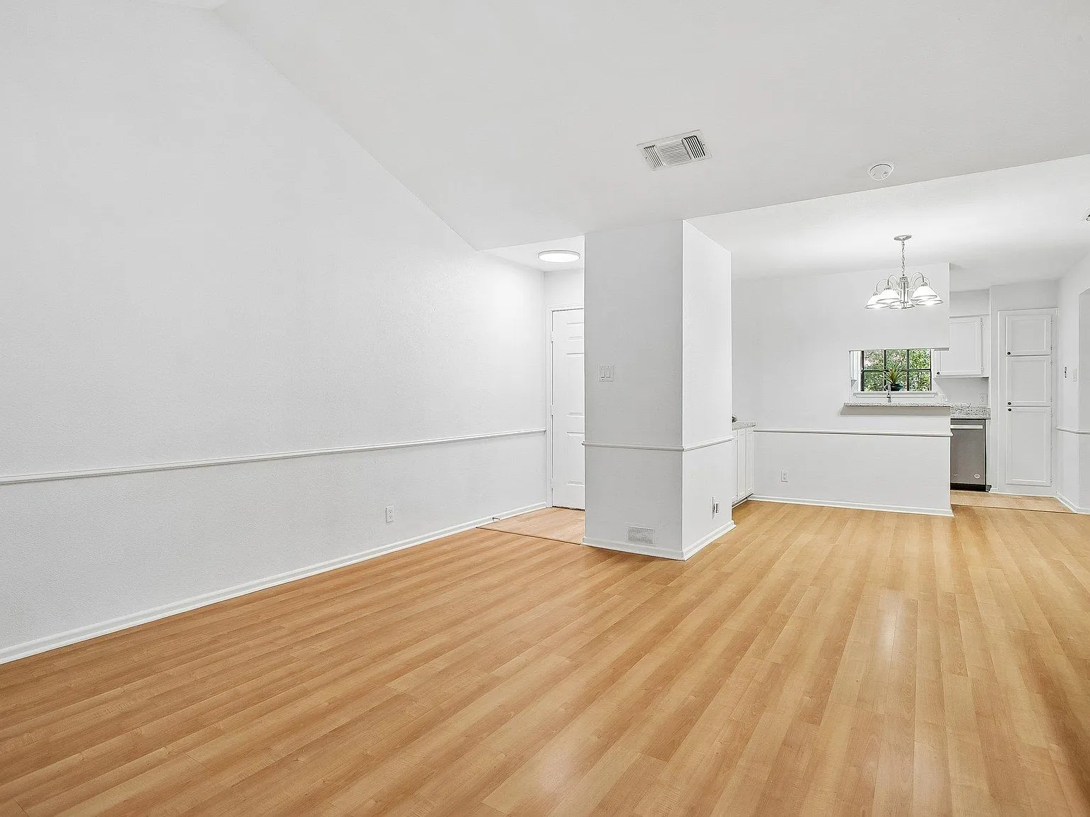 2 bed, 1.0 bath, 846 sqft, $1,200 — Photo 3