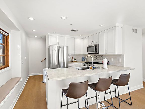 4th image of 416 Avenida Santa Barbara APT B