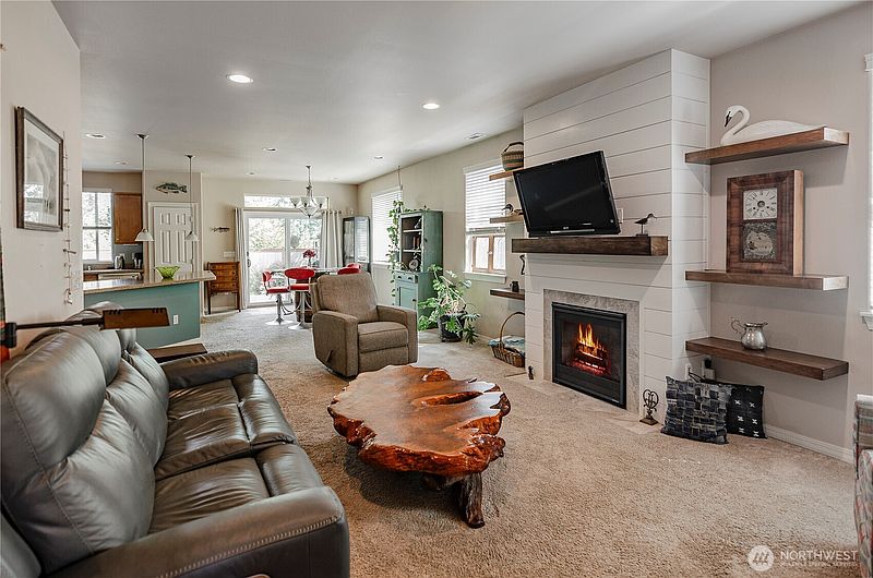3rd image of 8210 Vashon Drive NE