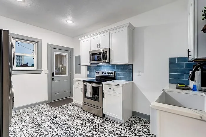 136 Phelps St — Photo 12