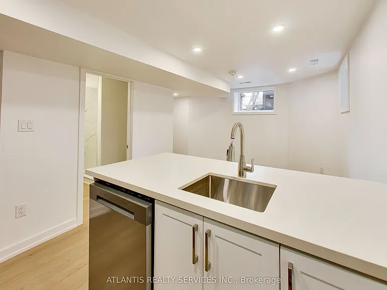 681 Dovercourt Rd #4 — Photo 4