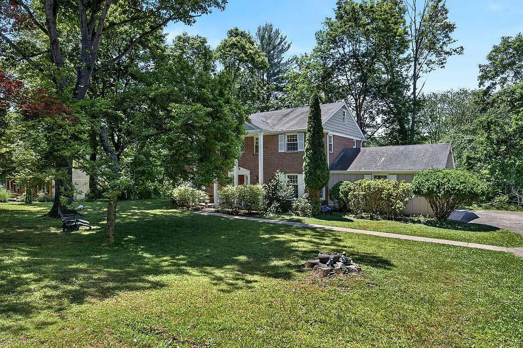 4 bed, 2460 sqft, $4,800 — Photo 2