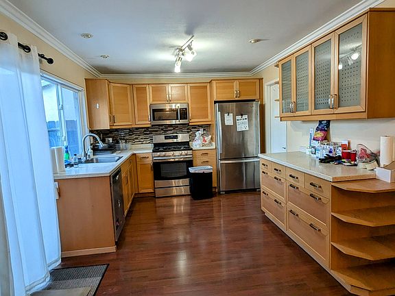 Full Kitchen with Granite Counters