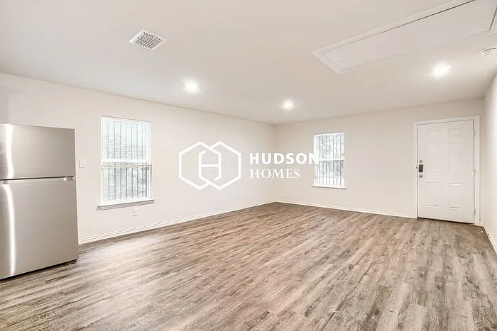 3 bed, 2.0 bath, 1090 sqft, $1,299 — Photo 3