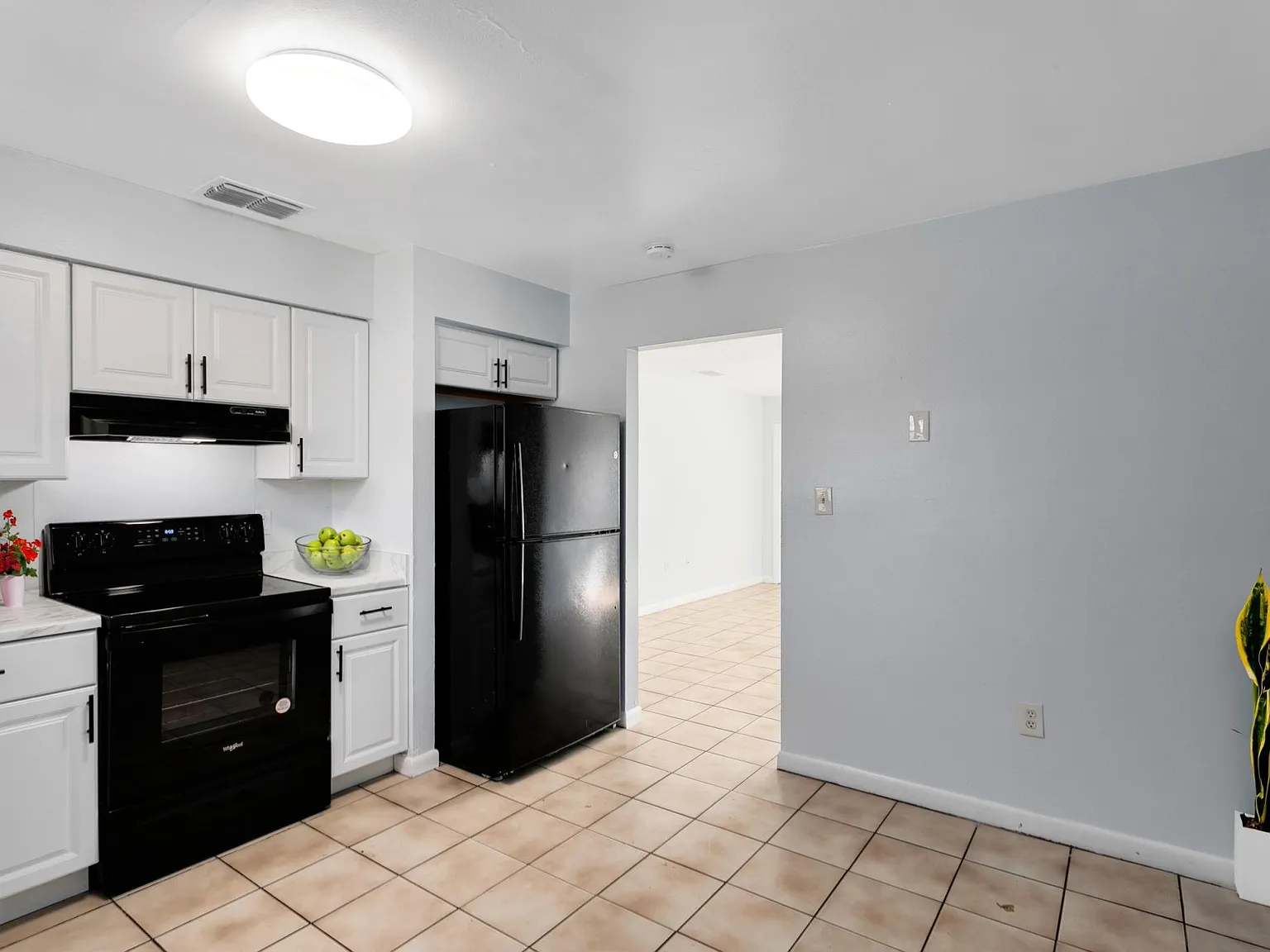 2 bed, 830 sqft, $1,525 — Photo 2