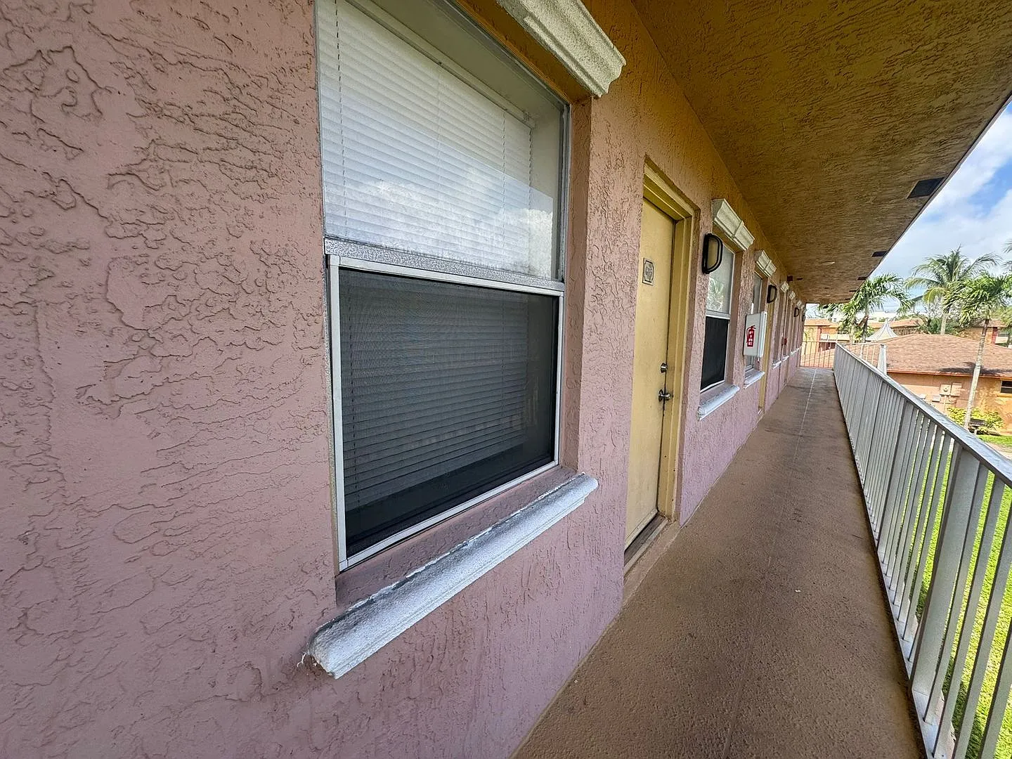 Nice 1-1 Condo Apartment with Central AC, Pool, & Laundry — Photo 4