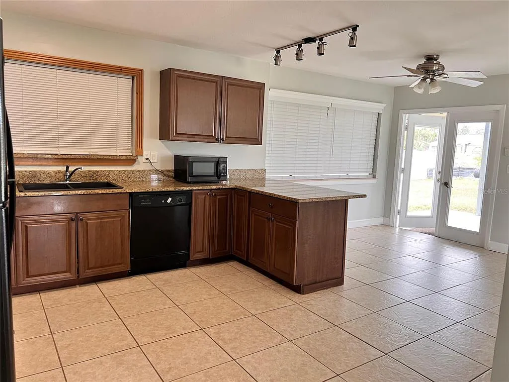 3 bed, 2.0 bath, 1176 sqft, $1,800 — Photo 2