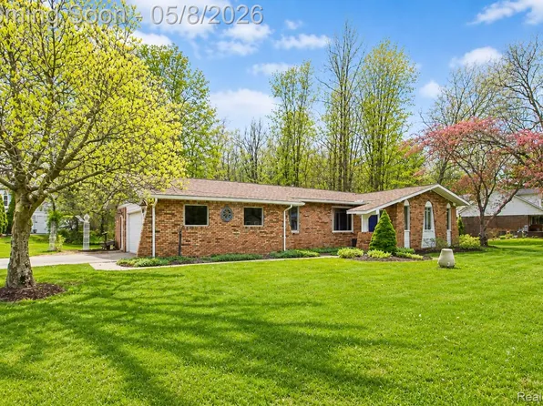 7584 Brookview Ct, Brighton, MI 48116