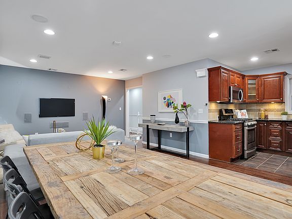 4th image of 2035 46th St