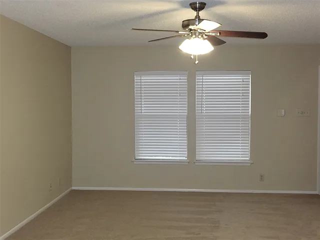 7659 Chatsworth — Photo 2