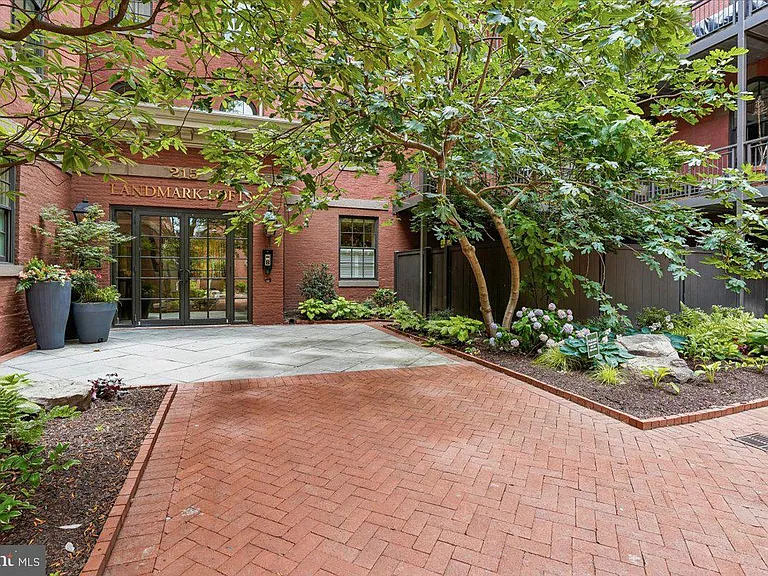 215 I St NE #103 — Photo 18