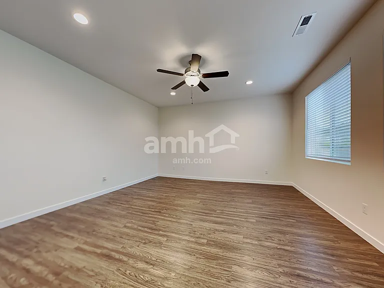 1013 NE 11th Way — Photo 8