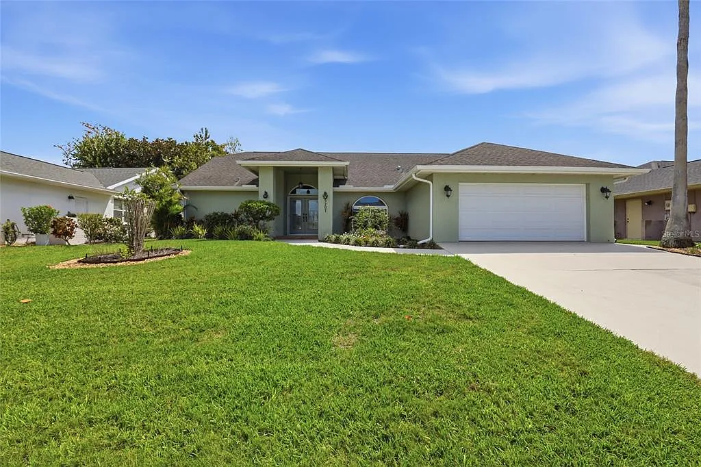 3 bed, 2.0 bath, 2311 sqft, $3,200 — Photo 2