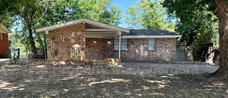 3 bed, 1.0 bath, 980 sqft, $995 — Photo 1
