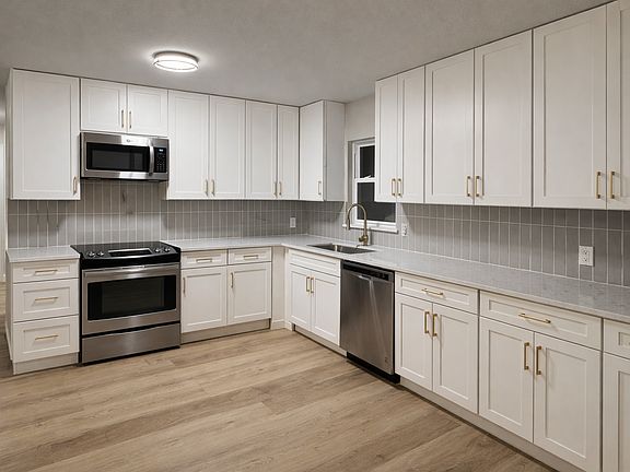5th image of 210 Carolyn Dr