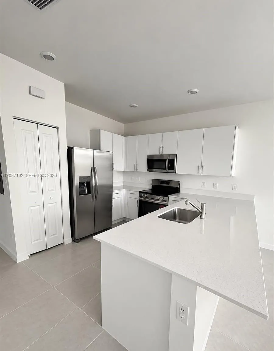 3 bed, 2.5 bath, 1393 sqft, $3,200 — Photo 3