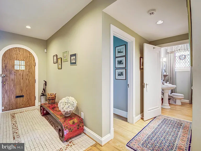 3808 Cathedral Ave NW — Photo 6