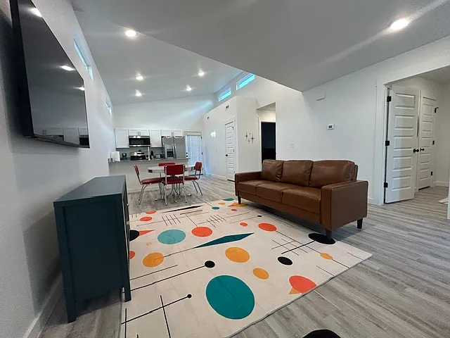 1061 States Ave — Photo 17